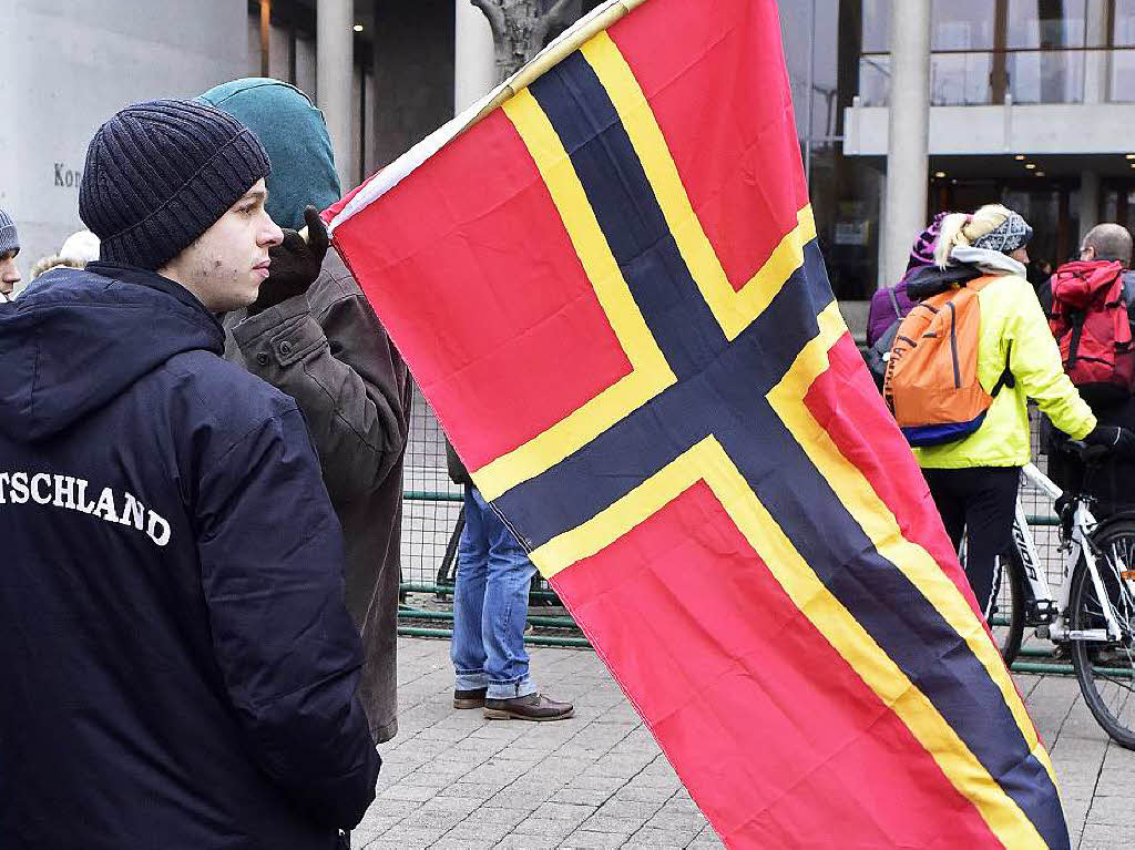 Rechte Demonstranten mit der „Wirmer-Flagge“, die von rechtsradikalen Gruppen wie der „German Defense League“ verwendet wird.