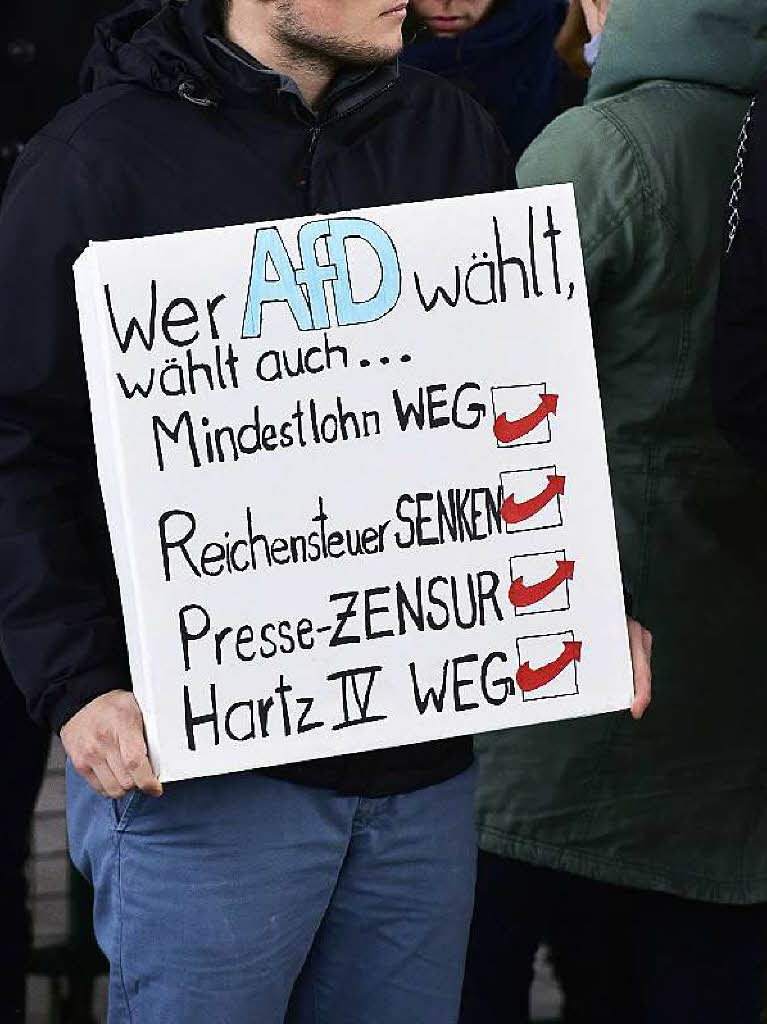 Linke Demonstranten auf dem Konrad-Adenauer-Platz