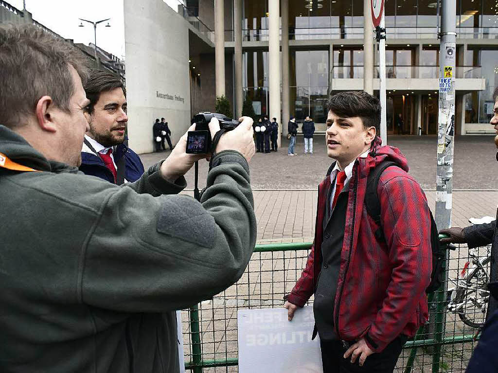 Linke Demonstranten hatten es in den Bereich der ALFA-Demonstration geschafft, darunter auch Stadtrat Simon Waldenspuhl (Zweiter von links)