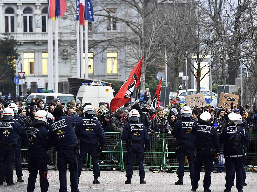 Die Polizei trennte die unterschiedlichen Demonstrantengruppen