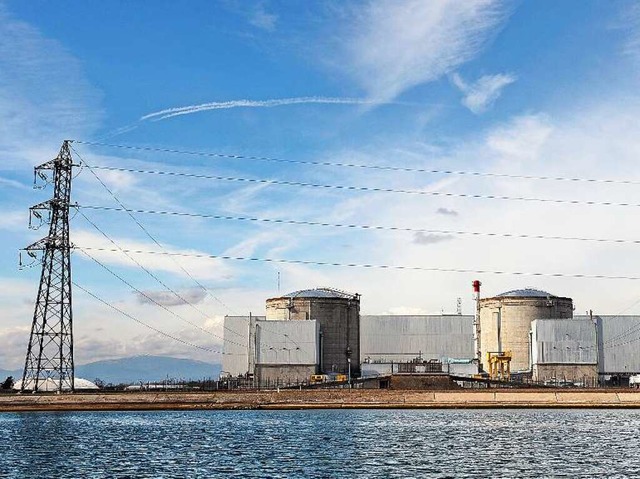 Das Atomkraftwerk Fessenheim am Rhein bei Bremgarten  | Foto: AFP