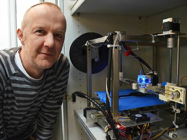 Lehrer Jochen Nowaczyk hat einen 3D-Drucker  gebaut.  | Foto: Max Schuler