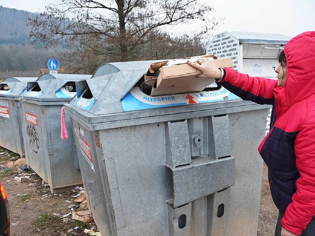 Die drei Altpapiercontainer am Denzlin...tung Buchholz sollen entfernt werden.   | Foto: Max Schuler