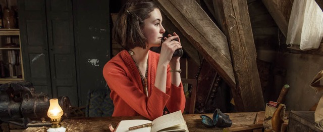 Anne Frank (Lea van Acken) schreibt ih...ungen und Sehnschte in ihr Tagebuch.   | Foto: upi Media