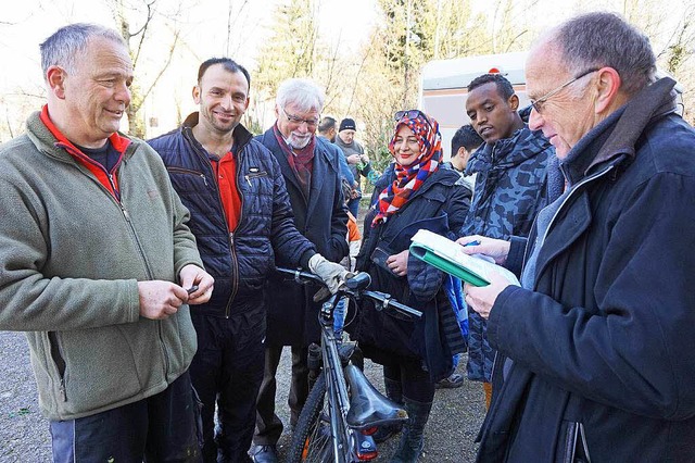 Fahrradbergabe an Asylbewerber: Richa...chts) und Wolfgang Tegtmeier (rechts).  | Foto: Freundeskreis Flchtlinge