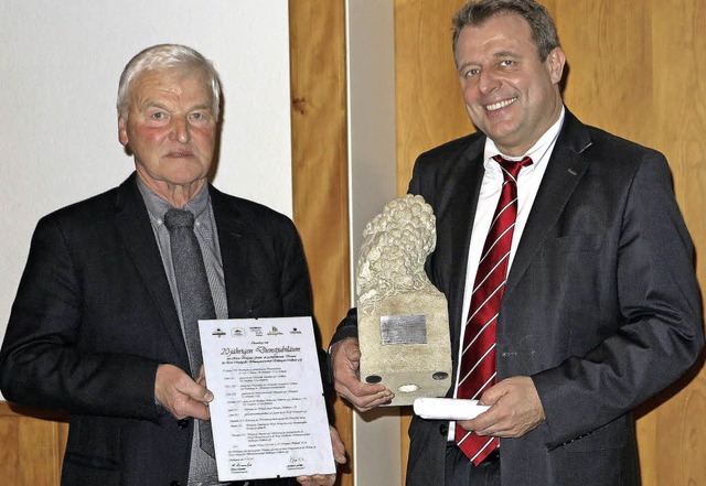 Vorstandsvorsitzender Hans Lmmlin (li...ftsfhrer der  Winzergenossenschaft.   | Foto: Dorothee Philipp