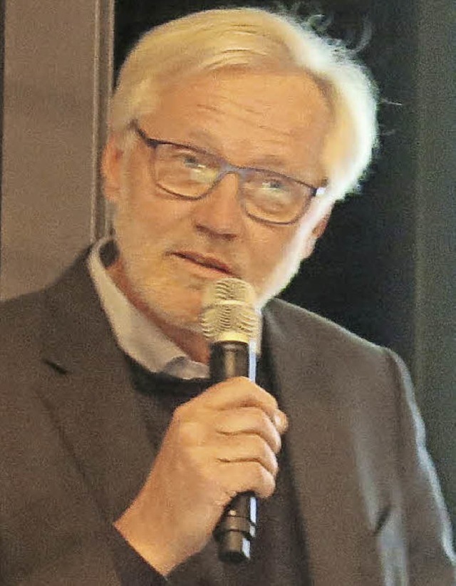Eberhard Parlow bei seinem Vortrag im Sitzungssaal des Rathauses  | Foto: Georg Vo