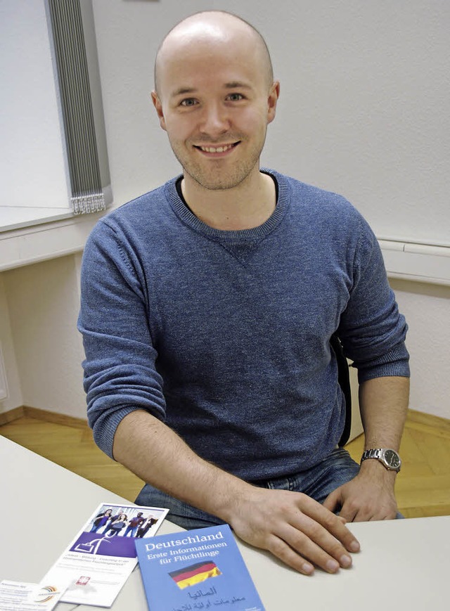 Simon Geiger an seinem Arbeitsplatz im... Flchtlinge und Ehrenamtliche bert.   | Foto: Martin Pfefferle