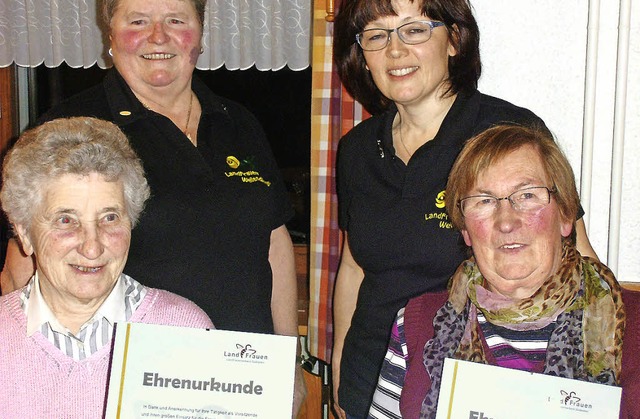 Klara Bernhart und Alma Albert (vorne ...Bernhart freuen sich mit den Geehrten.  | Foto: Cornelia Selz