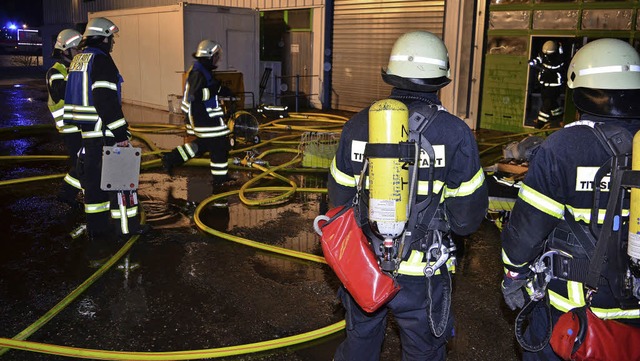 Mit Atemschutz drangen  die Wehrleute in die brennende Produktionshalle vor.   | Foto: Kamera 24