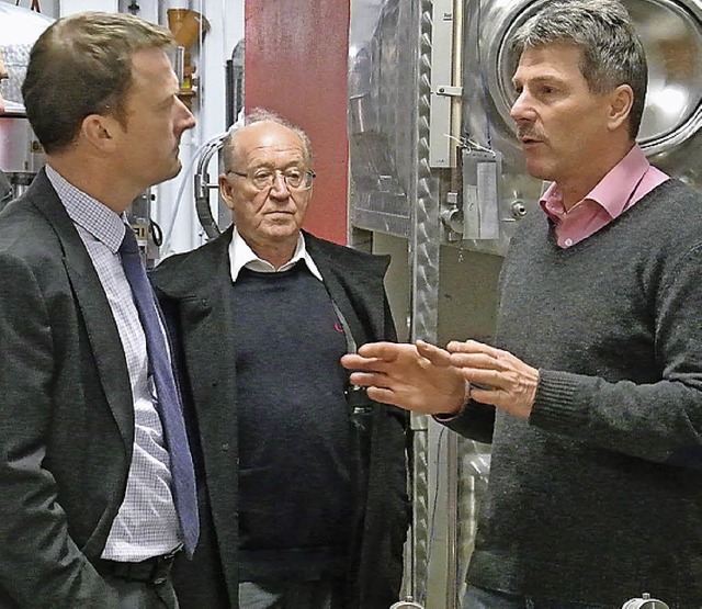 Hans Krebs (rechts) fhrte Ulrich Lusche (links) durch seinen Weinbaubetrieb.   | Foto: Privat