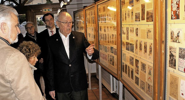 Historische Karten zeigt Egon Gerteis im Foyer des Laufenburger Rathauses.  | Foto: Reinhard Herbrig