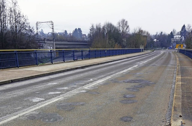 Einem Flickenteppich gleicht die Brcke vor Schallstadt.   | Foto: Steckmeister