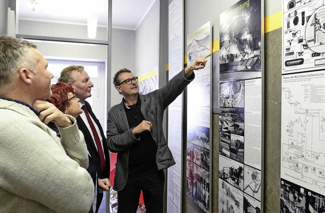 Ernst Ehemann erklrt Claus Schmiedel,... ber das einstige Bergwerk in Kappel.  | Foto: I. Schneider