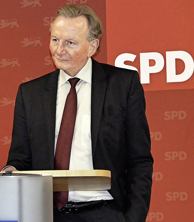 Claus Schmiedel spricht im Atrium der Volksbank in Bad Sckingen.   | Foto: Felix Lieschke