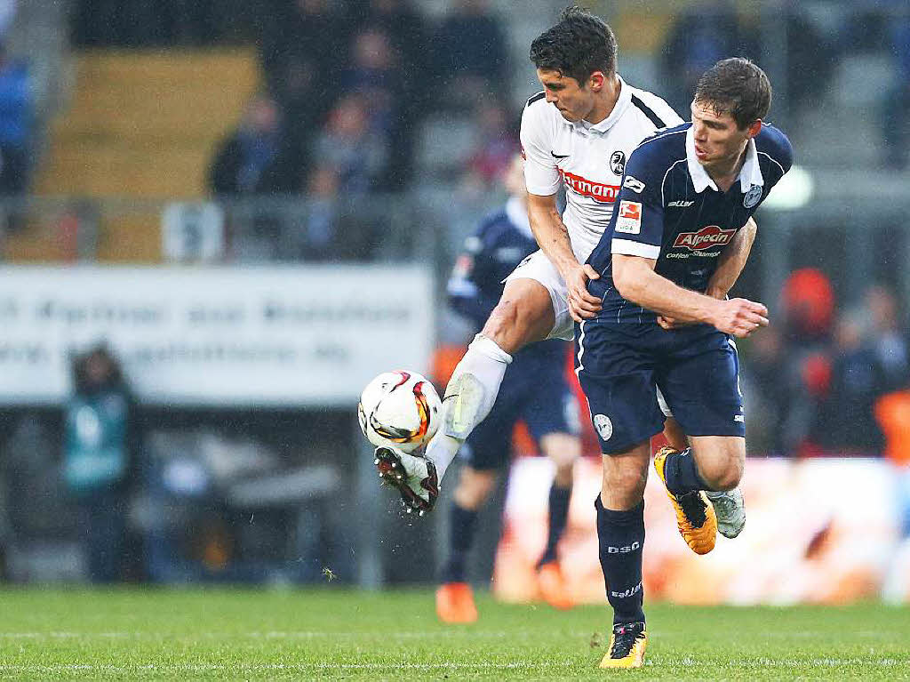 Bielefelds Fabian Klos im Kampf um den Ball mit Marc-Oliver Kempf.