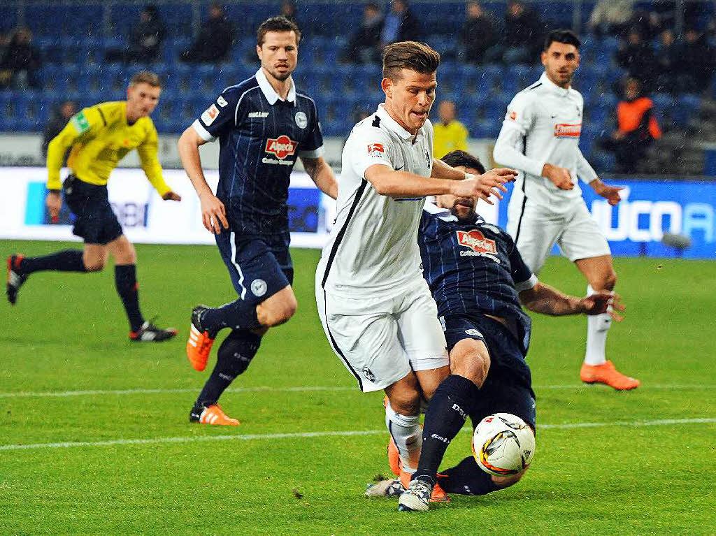 Florian Niederlechner spielt Florian Dick aus und trifft zum1:0.