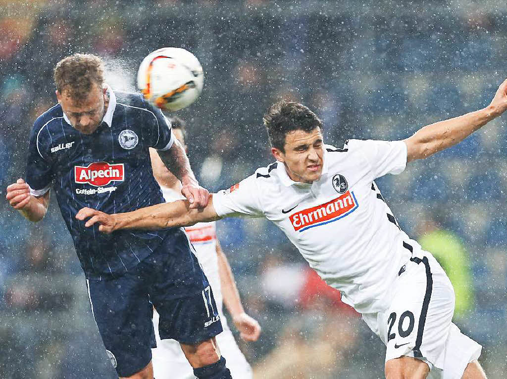 Bielefelds Christoph Hemelein im Kampf um den Ball mit Marc-Oliver Kempf