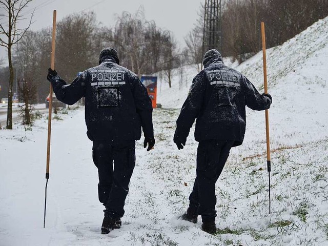 Dezember 2014: Bei Schneetreiben sucht...nach Hinweisen auf Opfer und Tter ab.  | Foto: Julia Jacob