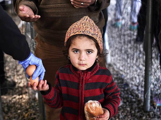 Ein Sandwich und zwei Eier bekommt die... der griechisch-mazedonischen Grenze.   | Foto: AFP