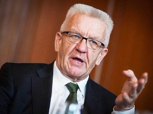 Der grne Spitzenkandidat Kretschmann ...ik an seinem Parteifreund Volker Beck.  | Foto: dpa