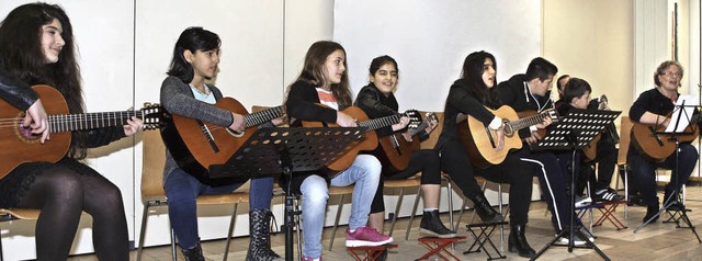 Eine Gitarrengruppe fr Flchtlinge de...g ihren ersten ffentlichen Auftritt.   | Foto: Michael Haberer