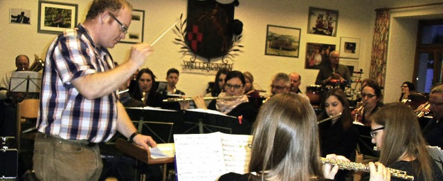 Intensiv proben die Musikerinnen und M...r fr das bevorstehende Osterkonzert.   | Foto: Cornelia Selz