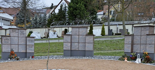 Drei Urnenwnde mit jeweils zehn Urnen... Teninger Friedhof aufgestellt werden.  | Foto: Benedikt Sommer