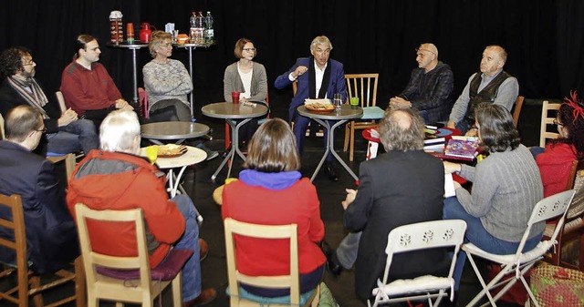 Sandra Boser und Jrgen Walter (Mitte)... Kulturschaffenden auf dem Zeitareal.   | Foto: Heidi Fssel