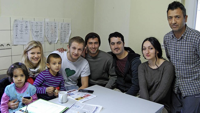 In der Kche treffen sich Setayesh Taj...Zadran, Teona Gudabadze, Jalal Tajik.   | Foto: Fedricks Zelaya