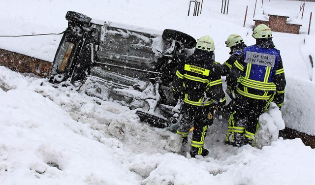 Die Feuerwehr Feldberg stellte das Fahrzeug wieder auf.   | Foto: Kamera24