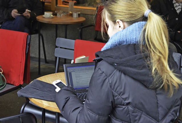 WLAN statt Kaffee: Viele Menschen sehn...rmationen zu suchen oder zu arbeiten.   | Foto: Christian Engel