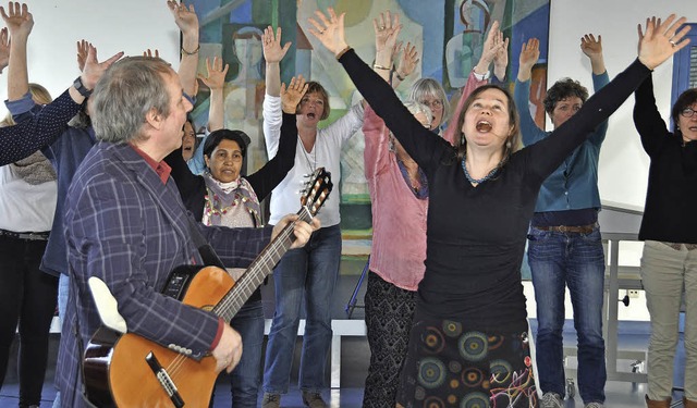 Wolfgang und Katharina Bossingers (vorne) Lust am Singen steckt an.   | Foto: Daniel Gramespacher