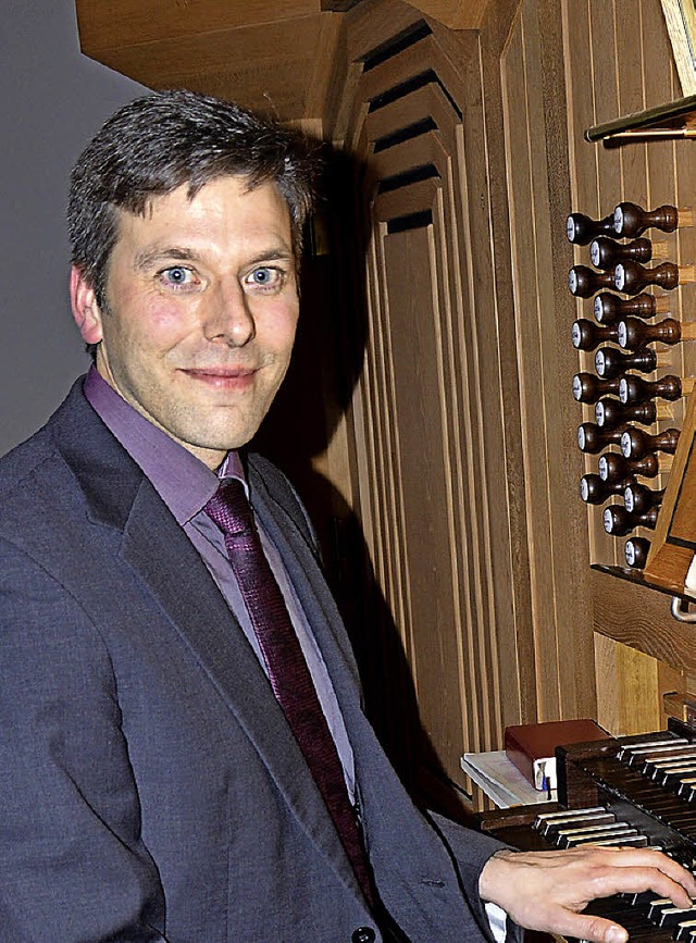 Kirchenmusikdirektor Christoph Bogon an der Orgel.   | Foto: Diehl
