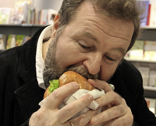 Bernd Leix beim herzhaften Biss in den Burger   | Foto: jure