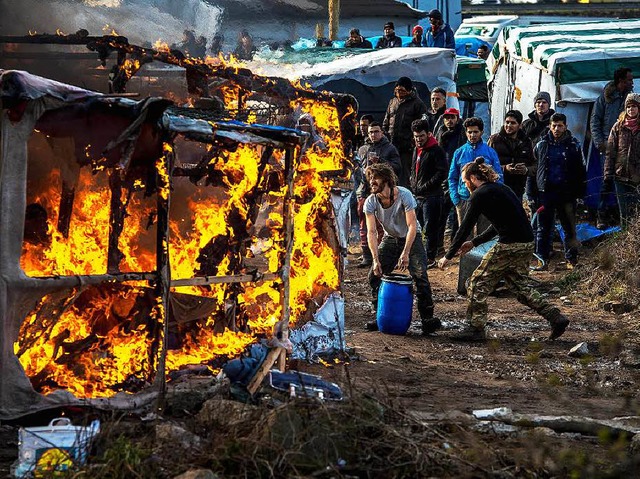 Wegen der Lage in Calais sichert Premi...on Paris weitere 22 Millionen Euro zu.  | Foto: AFP