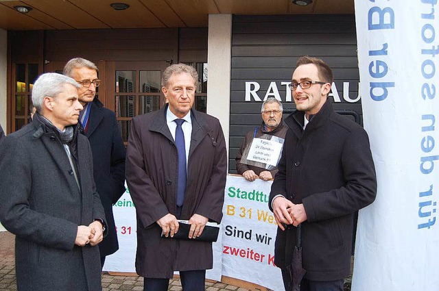 Nobert Barthle (Dritter von links) lie...Vogtsburger Verkehrsprobleme erklren.  | Foto: Thomas Rhenisch