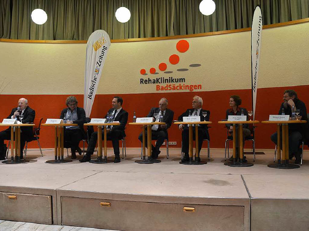Sechs Kandidaten saen beim der Diskussion auf dem Podium.