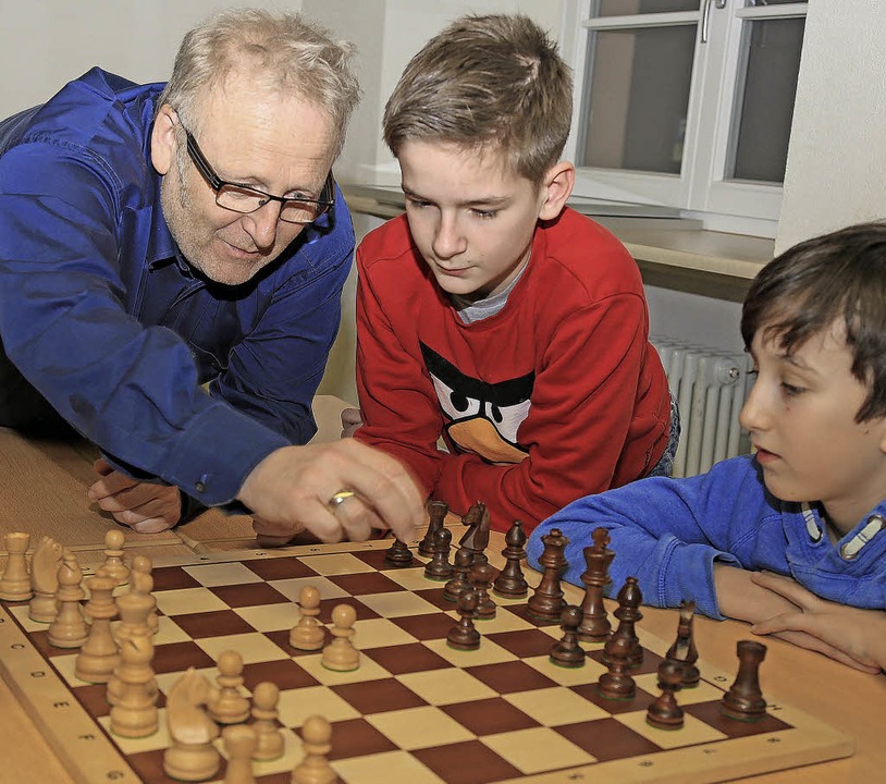 Andreas Lindenthal zeigt den jungen Schachspielern den richtigen Zug.   | Foto: Sandra DecouX-Kone