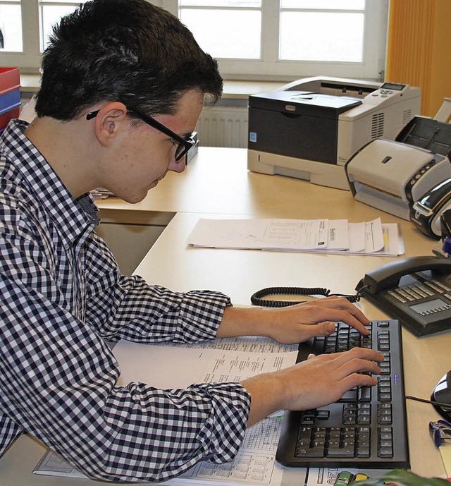 Jannik Isele von der Realschule St. Bl...waltung  Grafenhausen sein Praktikum.   | Foto: Verwaltung