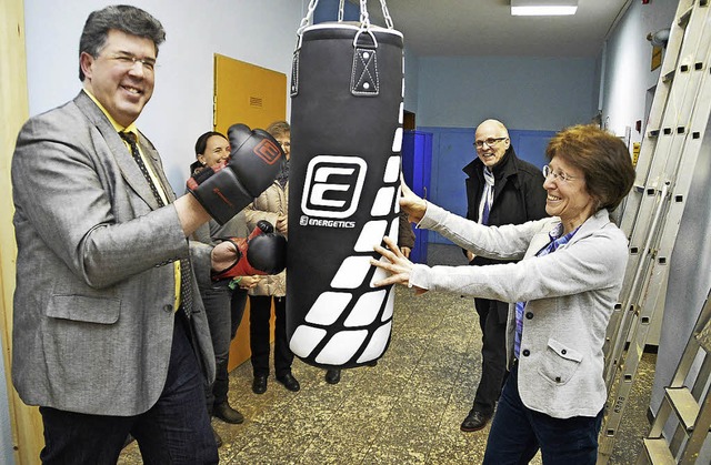 Schautraining am neuen Boxsack mit dem...ogt  und Rektorin Barbara Sallinger.    | Foto: Edgar Steinfelder