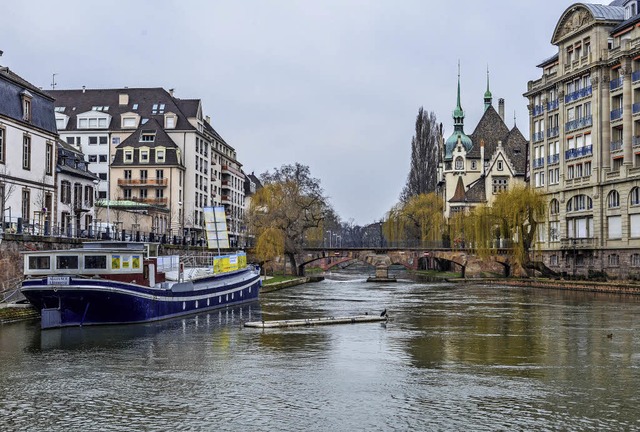 Auf der Ill macht ein privater Anbiete...tdtischen Ausflugsbooten Konkurrenz.   | Foto: Teli