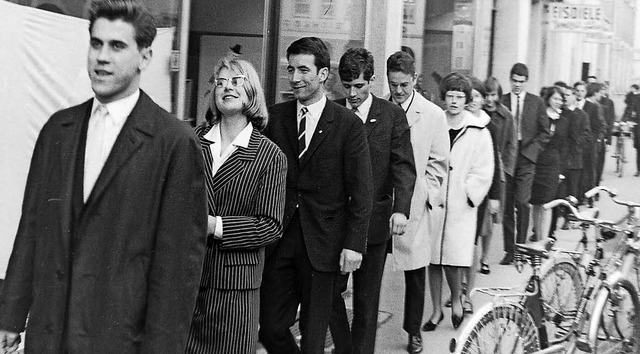 Im Gnsemarsch durch die Stadt: Abiturienten 1966   | Foto: Armin E. Mller