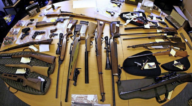 Auch illegaler Waffenhandel gehrt zur organisierten Kriminalitt.  | Foto: dpa