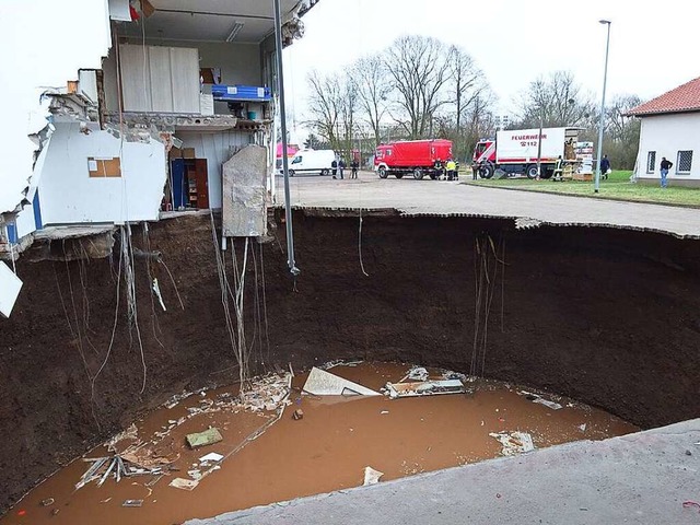 50 Meter tief ist der Krater, der durc...in Nordhausen (Thrgen) entstanden ist  | Foto: dpa