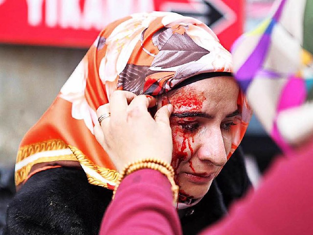 Eine verwundete Untersttzerin der Zaman-Zeitung in Istanbul.  | Foto: dpa