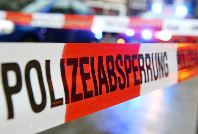 Die Polizei musste nach dem schweren Unfall den linken Fahrstreifen sperren.  | Foto: dpa