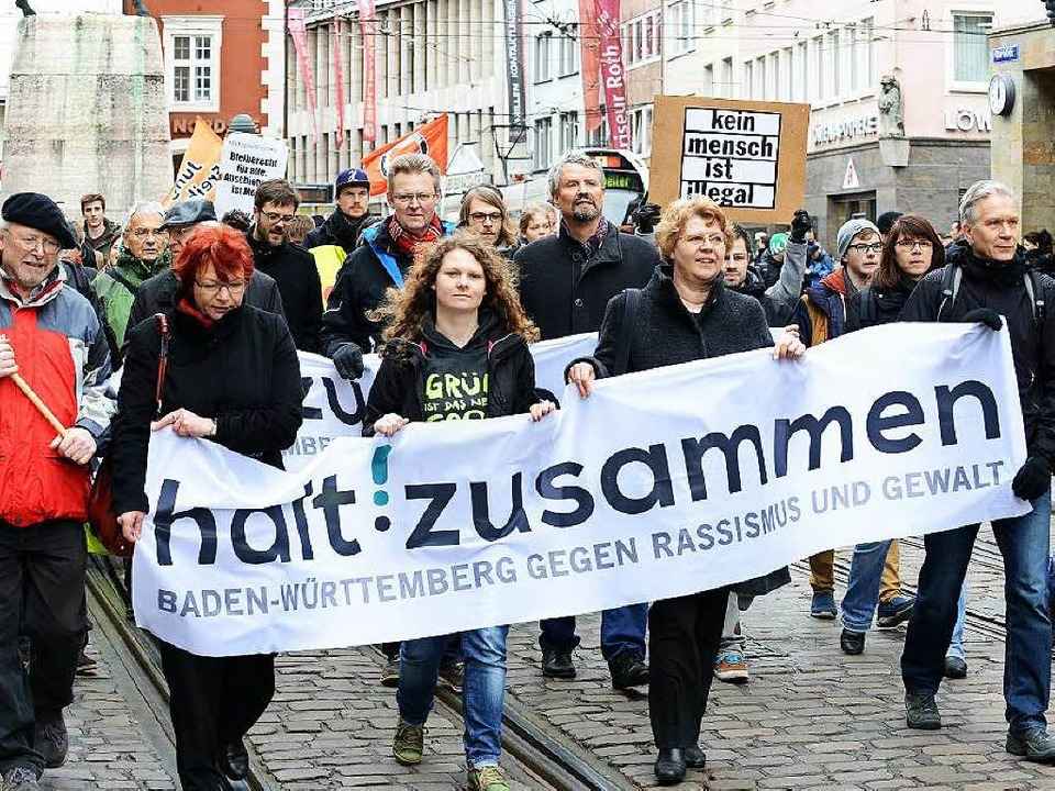 Rund 1100 Demonstranten zogen durch di...enstadt aus Protest gegen Fremdenhass.  | Foto: Rita Eggstein