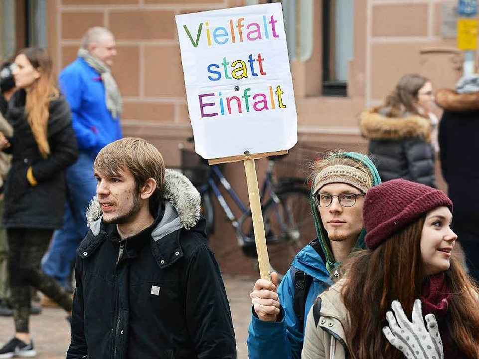 Rund 1100 Demonstranten zogen durch di...enstadt aus Protest gegen Fremdenhass.  | Foto: Rita Eggstein