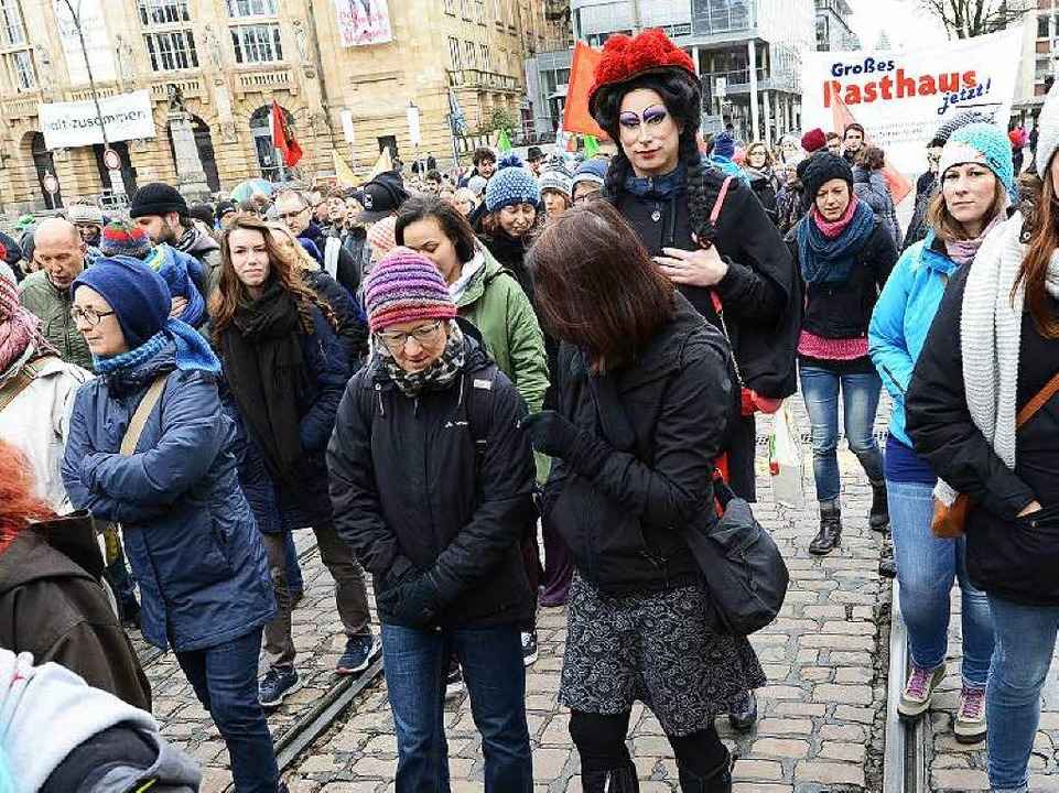 Rund 1100 Demonstranten zogen durch di...enstadt aus Protest gegen Fremdenhass.  | Foto: Rita Eggstein